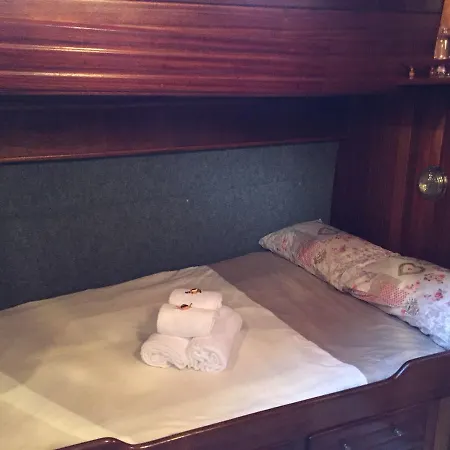 Bådhotel Akos *