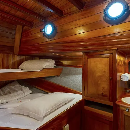 Bådhotel Akos *